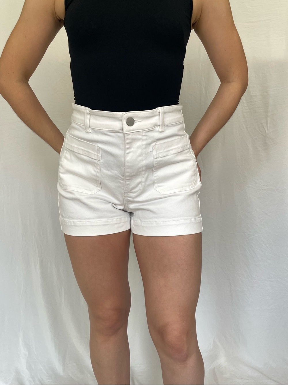 Everlane white square pockets shorts